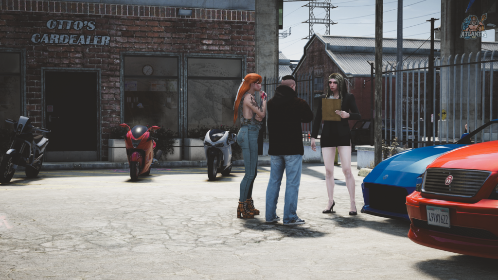 Tres personas negociando para comprar un vehículo en frente del Otto's Cardealer